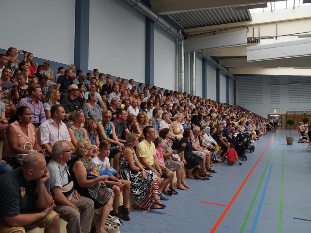Voll besetzte Tribüne mit Familien.